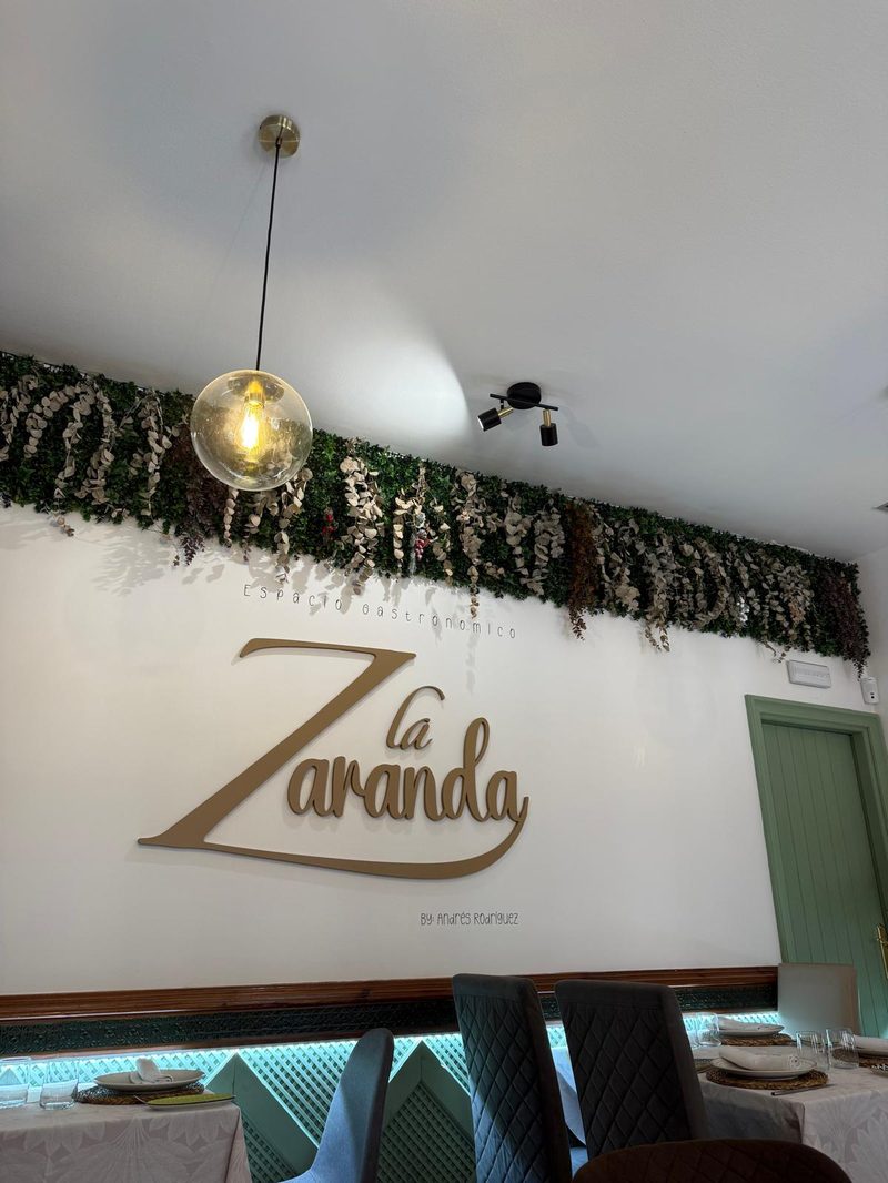 Interior rústico del Restaurante La Zaranda